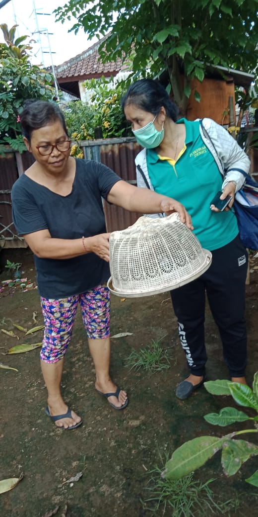 Pengecekan jentik di lingkungan tegal asah antisipasi DBD dan malaria oleh jumantik desa sanur kaja 2020