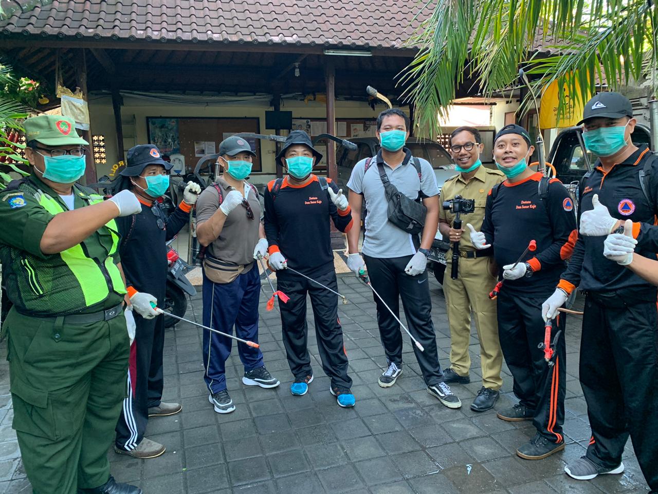 Kepala Dusun Tegal Asah melakukan Penyemprotan Desinfektan di Balai Banjar Tegal Asah, 16 maret 2020