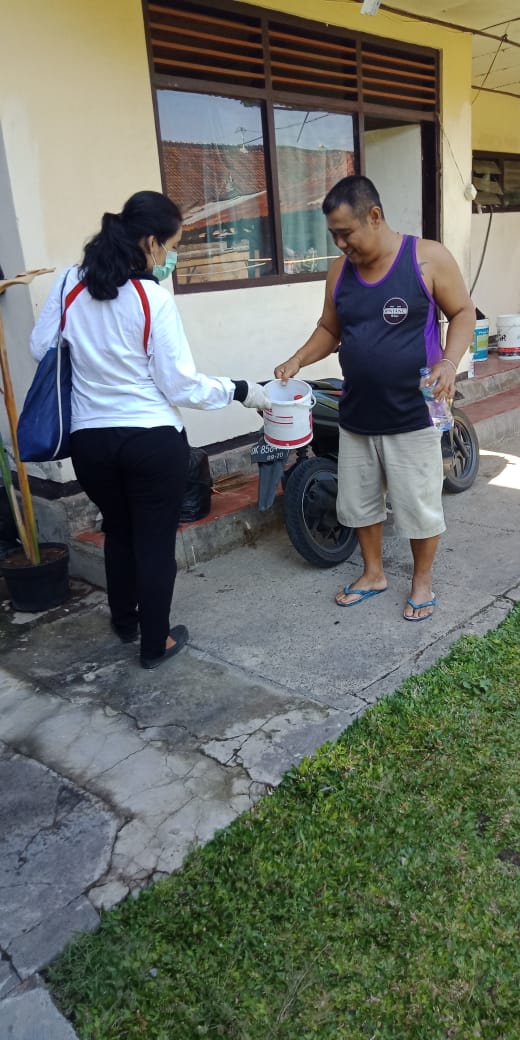 Pengecekan jentik di lingkungan tegal asah jalan danau beratan sanur