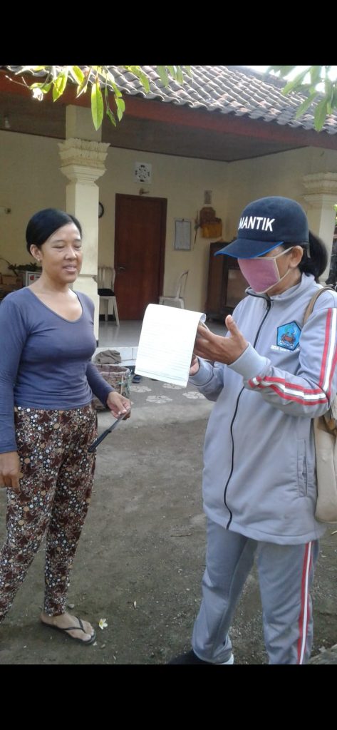 Jumantik dusun tegal asah melakukan Pengecekan jentik di rumah penderita DBD lingkungan tegal asah (bpk peneng dan Bpk Nedeng)