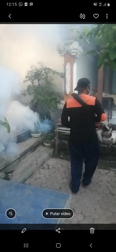 Pengecekan jentik di dusun tegal asah dan fogging di rumah penderita DBD